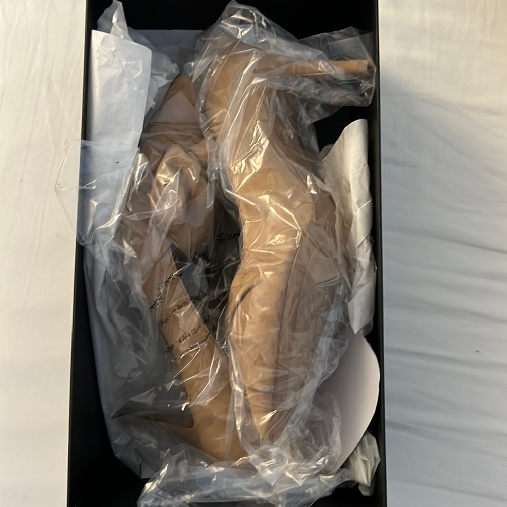 Womens tan/nude shoes